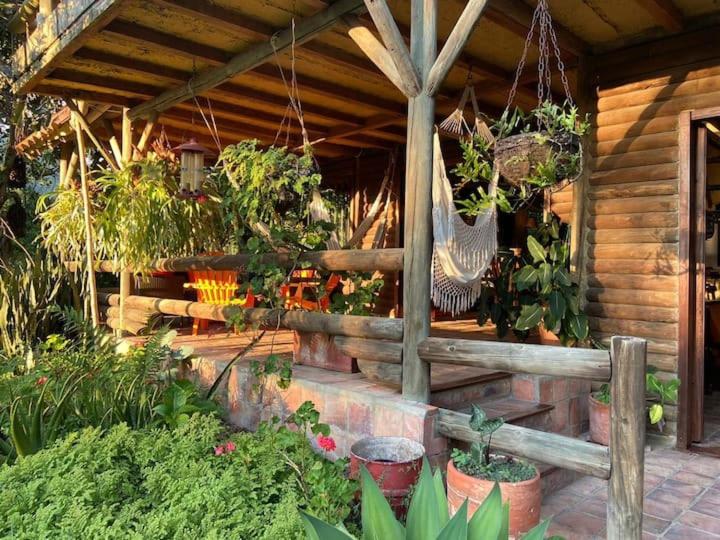 GRAN CHALET VILLA VALERIA NATURALEZA JACUZZI Y WIFI A DOS HORAS DE BOGOTA EN CLIMA CALIDO - Housity