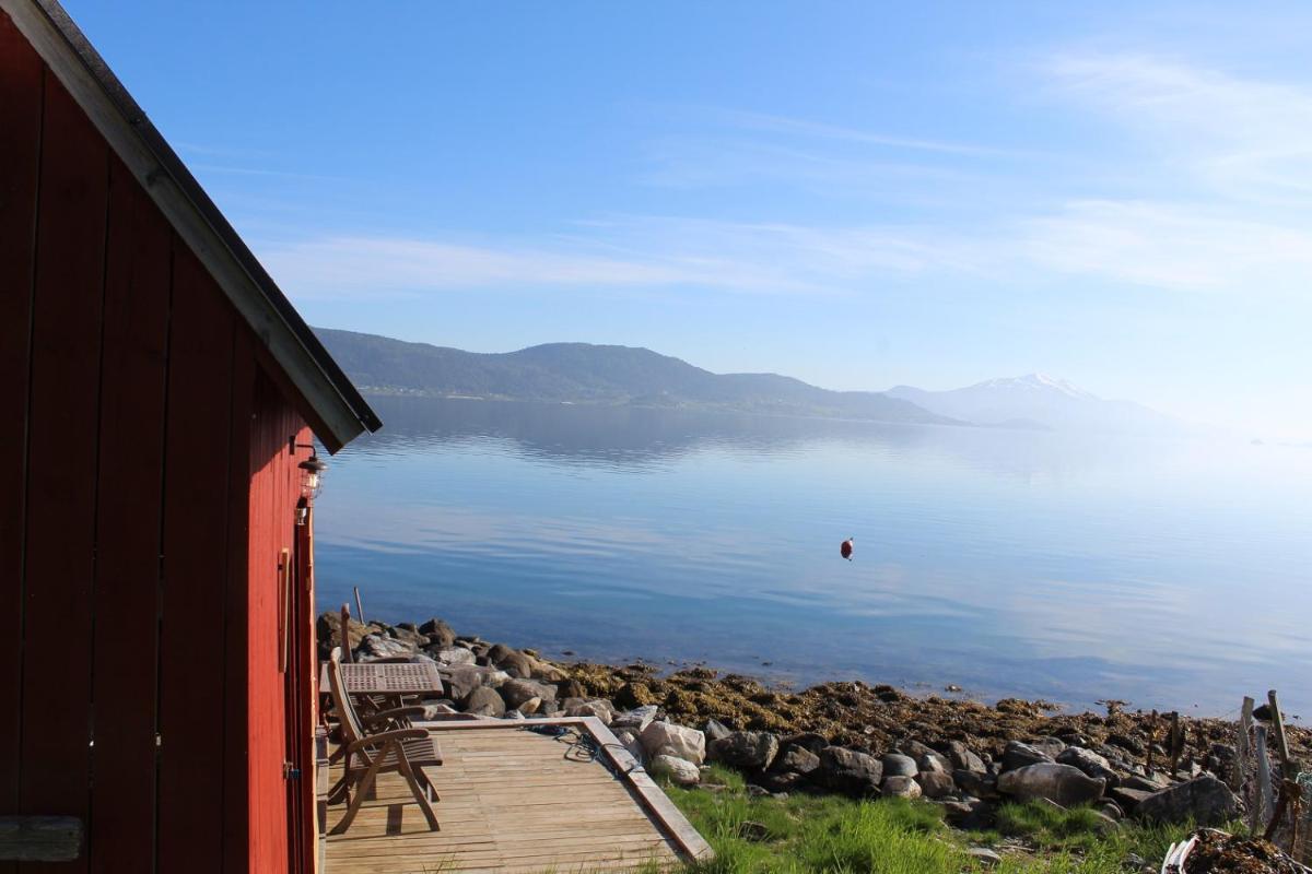 Hjelvikhytta - flott beliggenhet ved sjøen - Housity
