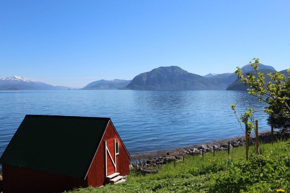 Hjelvikhytta - flott beliggenhet ved sjøen - Housity