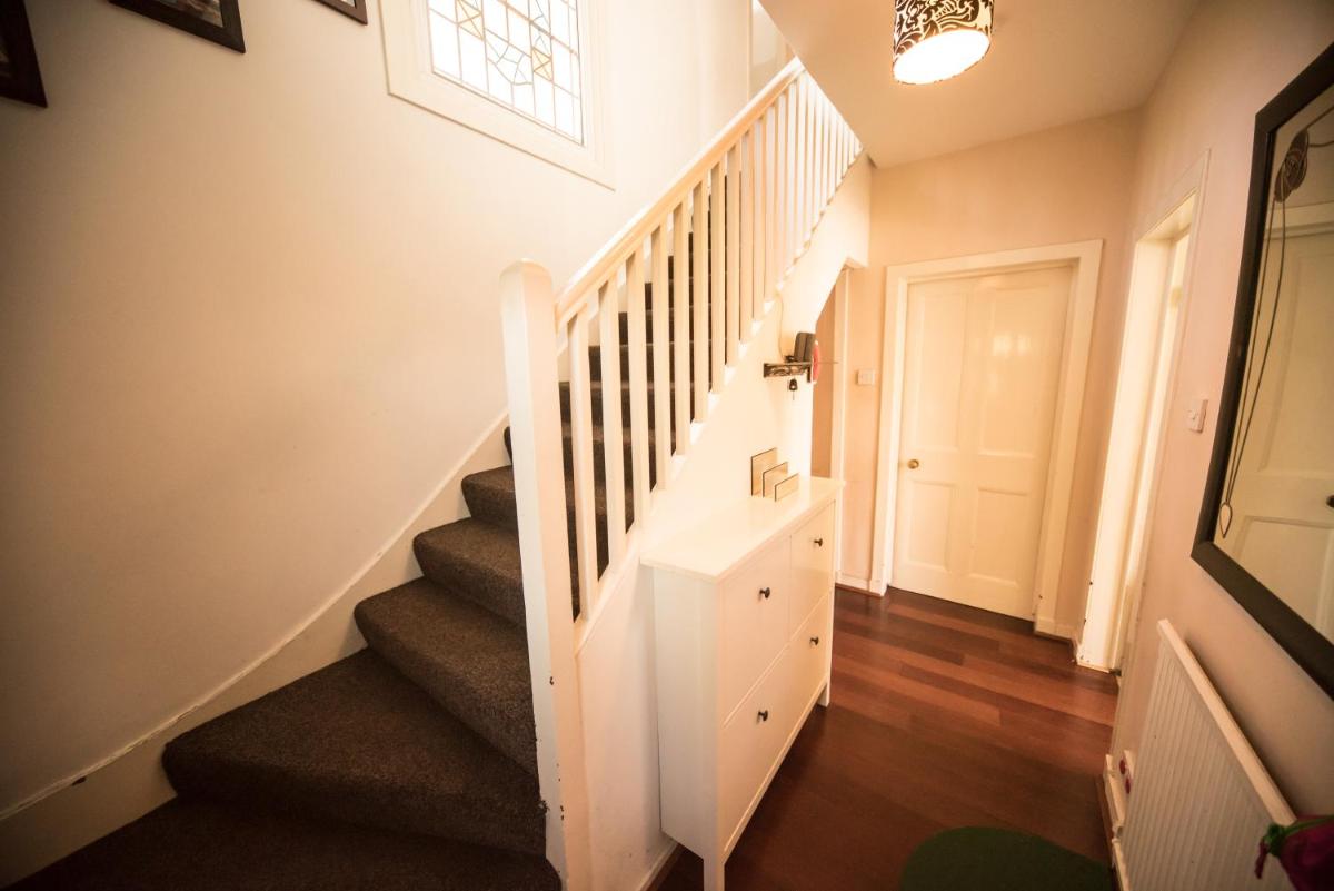 Balerno house, sleeps up to 8, huge garden - Housity