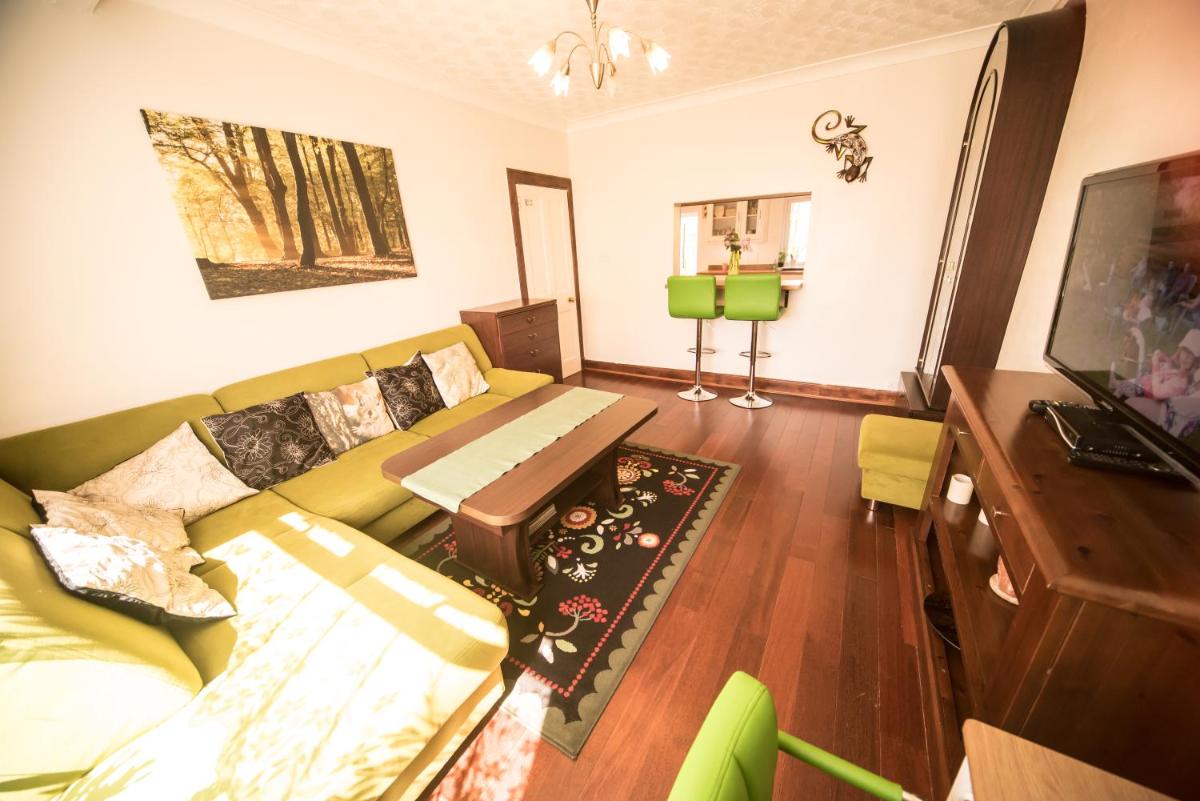 Balerno house, sleeps up to 8, huge garden - Housity