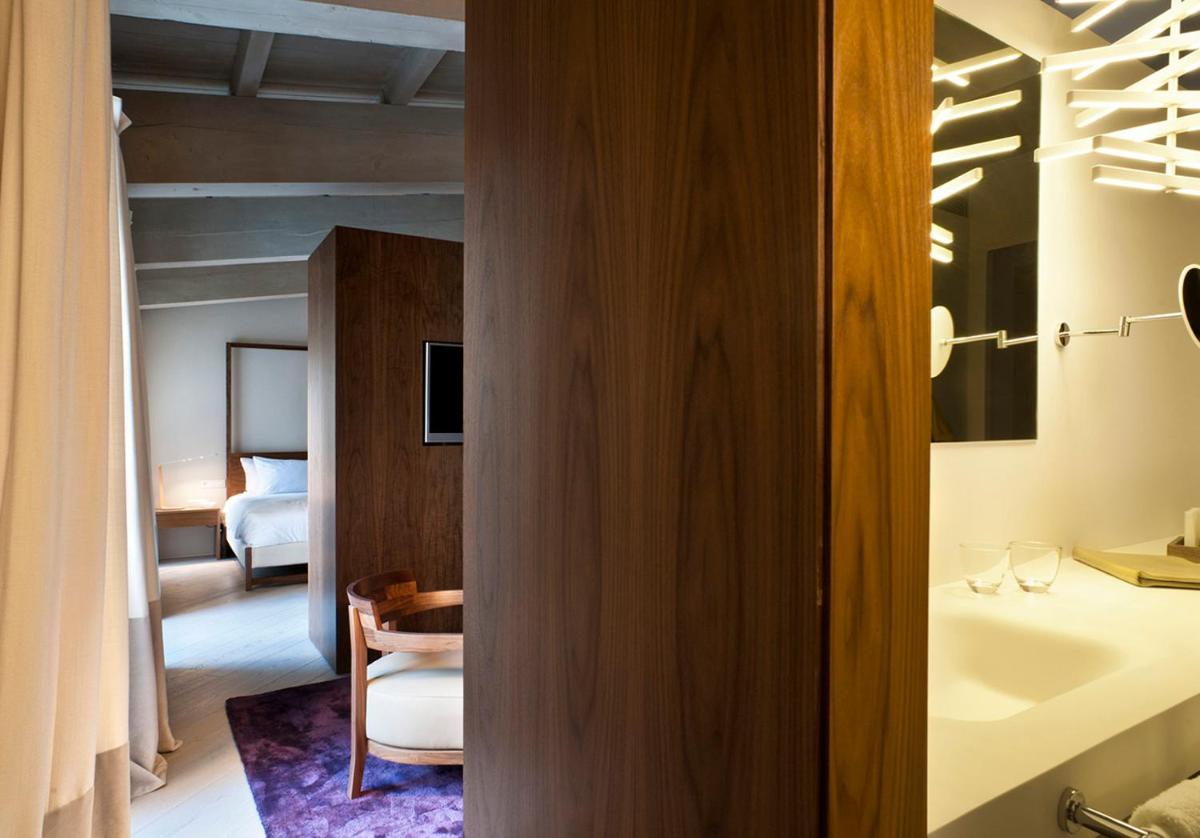 Un baño con bañera y lavabo en una habitación. en Mercer Hotel Barcelona, en Barcelona