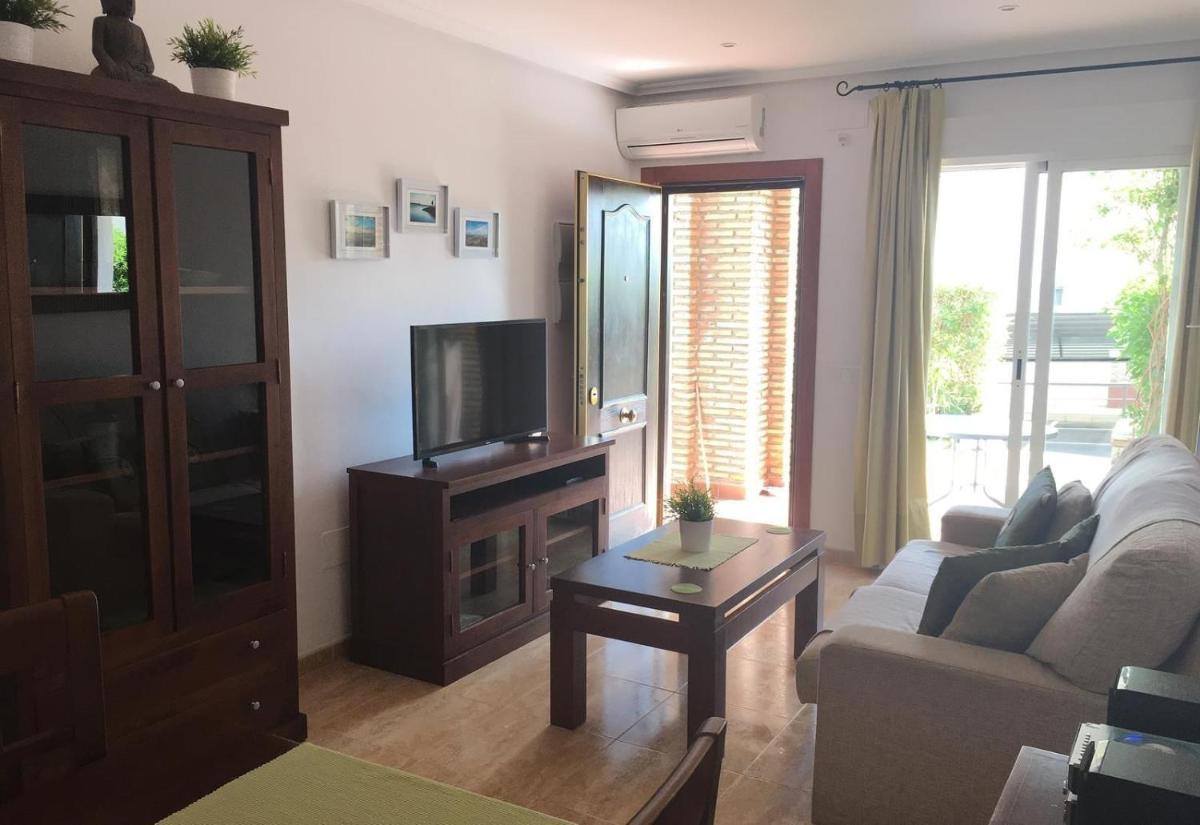 2 bed apartment with pools and spa - Housity