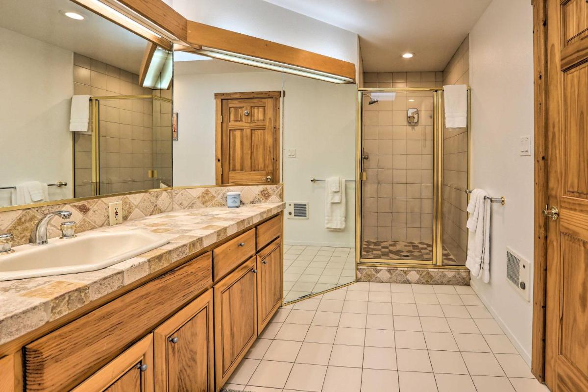 Luxe Auburn Hideaway with Tennis Court and Views! - Housity