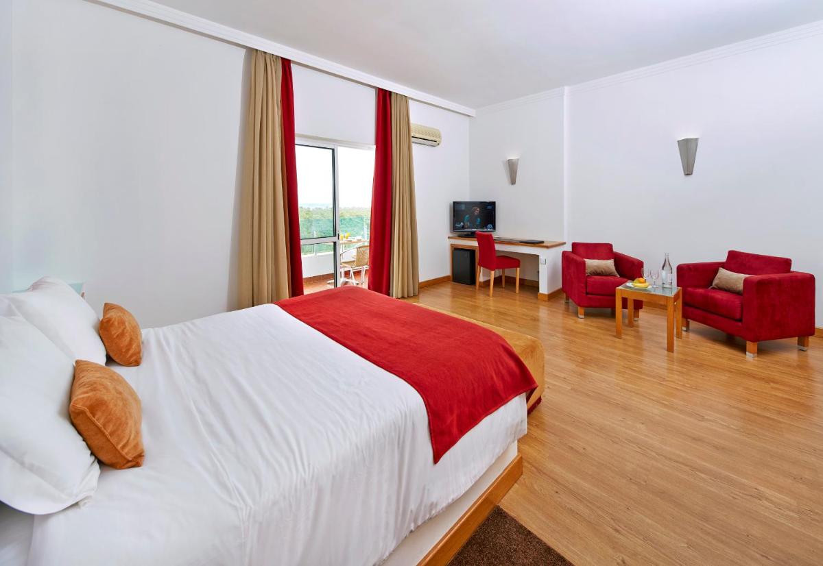 Uma cama ou camas num quarto em Alcazar Hotel & SPA