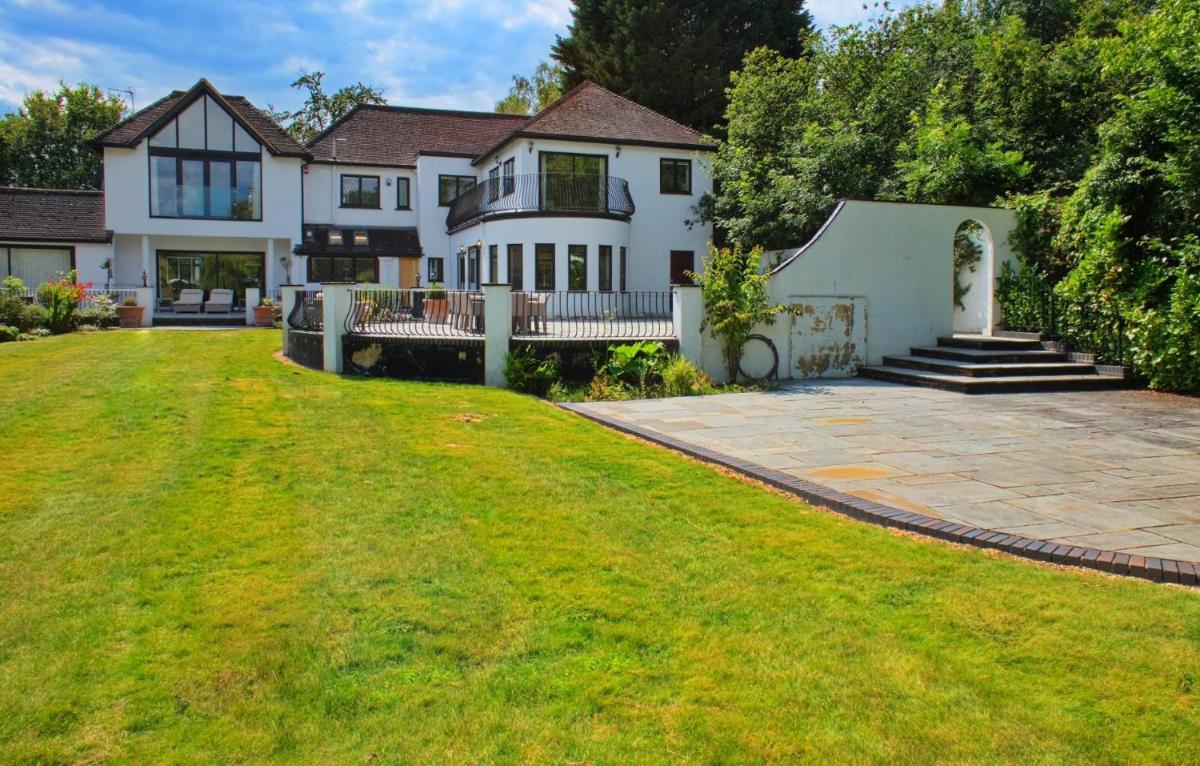 Countryside escape with stunning garden in Surrey - Housity