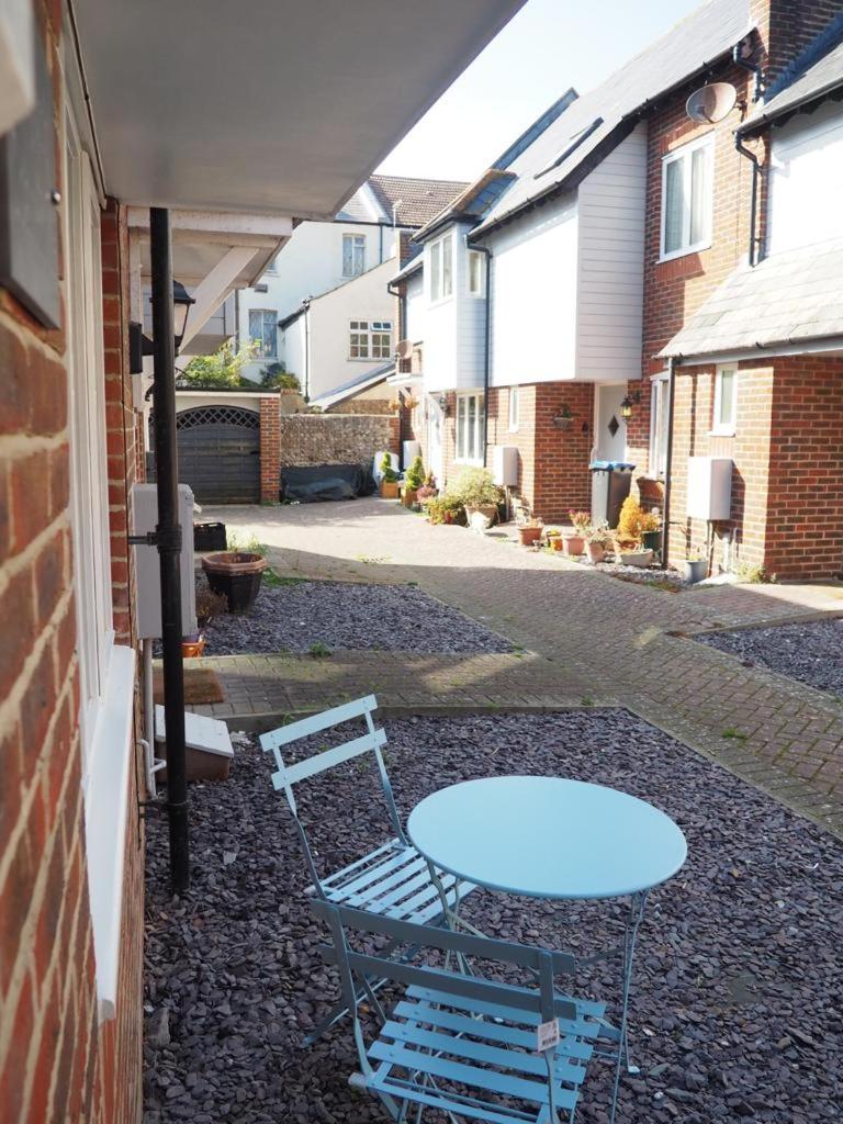 Beautiful 2BD Coastal Hideaway Central Worthing - Housity