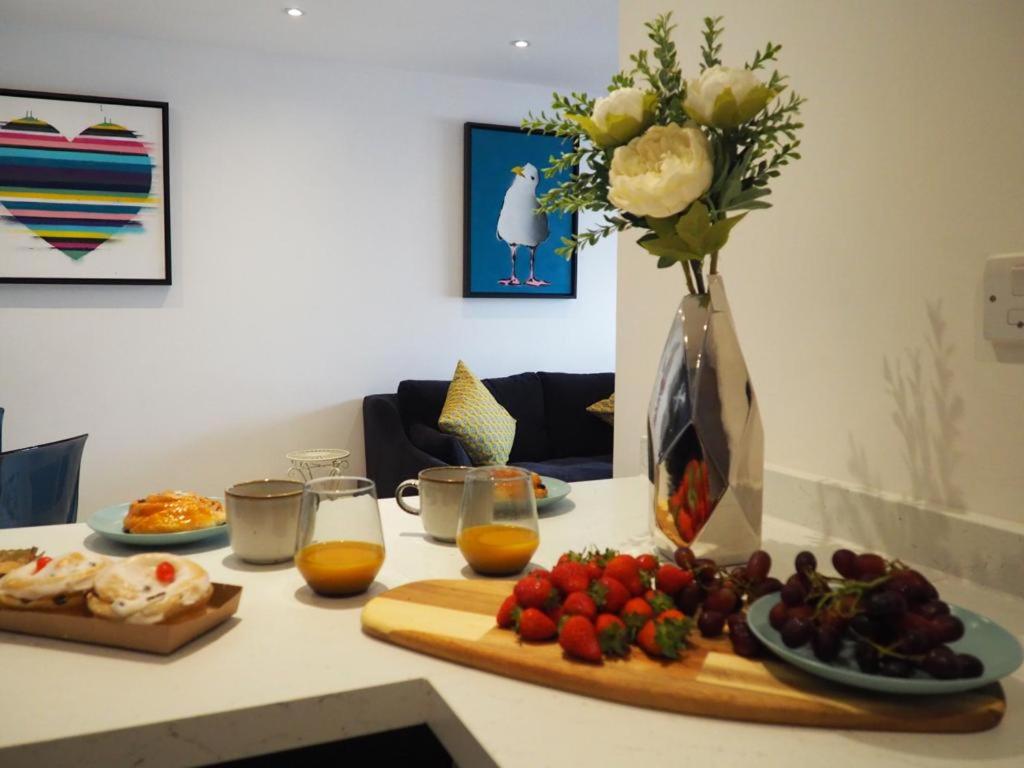 Beautiful 2BD Coastal Hideaway Central Worthing - Housity