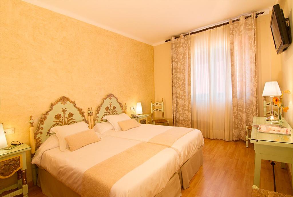 Cama o camas de una habitación en Hotel Rosa & Spa Begur