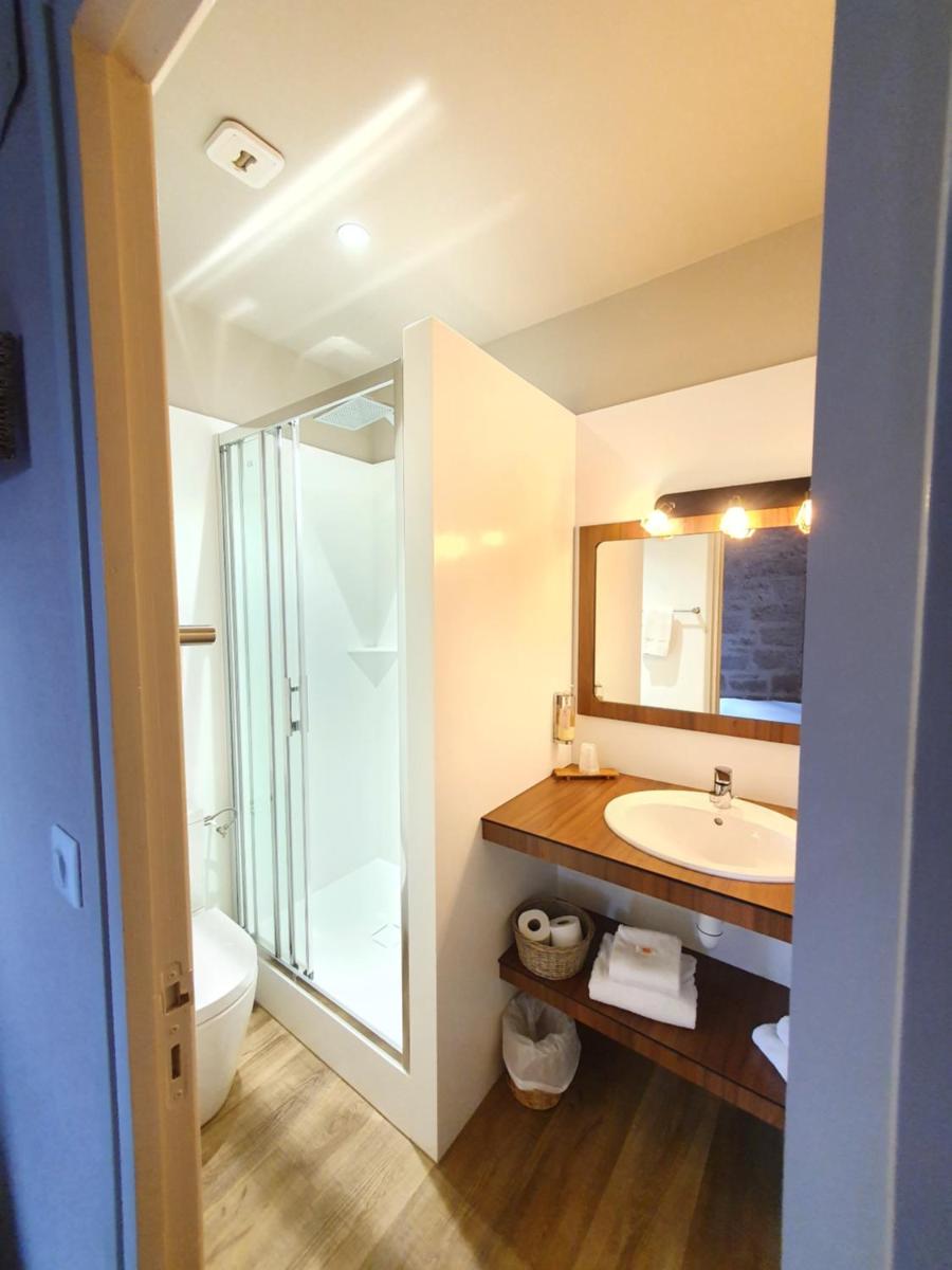 Salle de bains dans l'établissement Hôtel Spa La Truite Dorée
