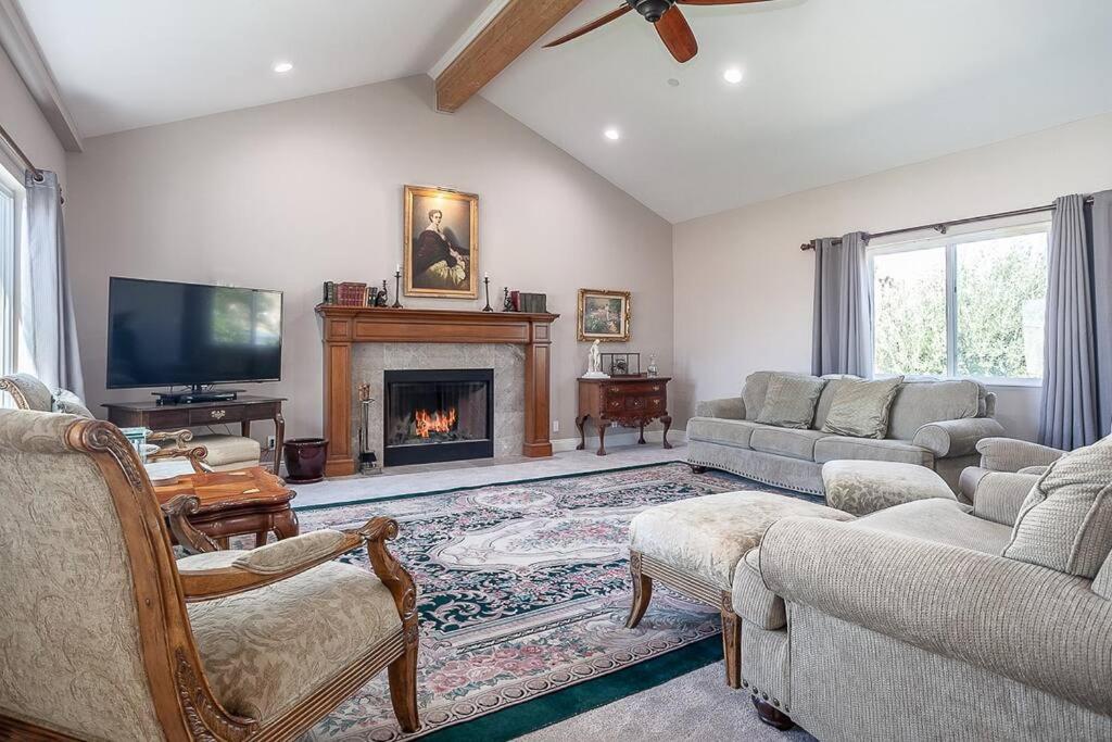 Private Gated Ranch on 5 Acres, modern and secure - Housity