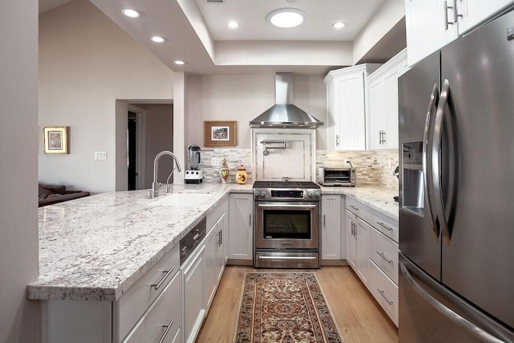 Private Gated Ranch on 5 Acres, modern and secure - Housity