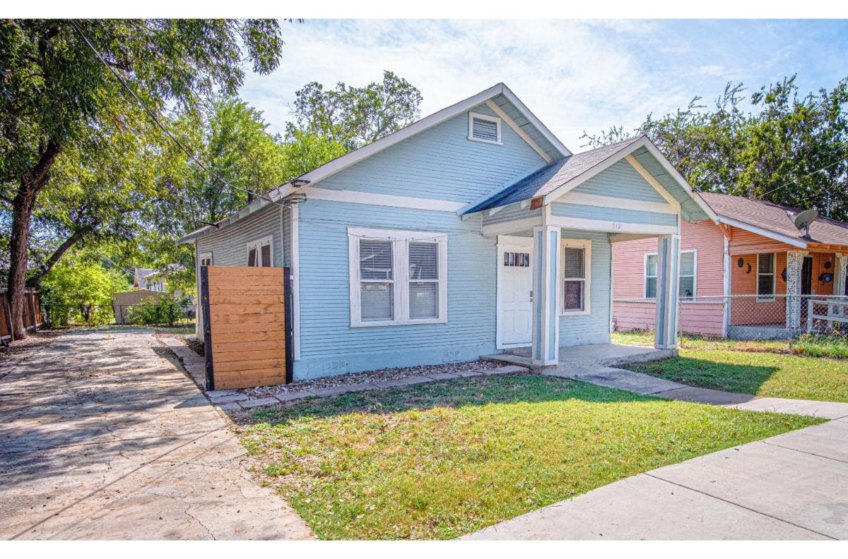 Brand New Listing! Cozy Historic House 5min*DT - Housity