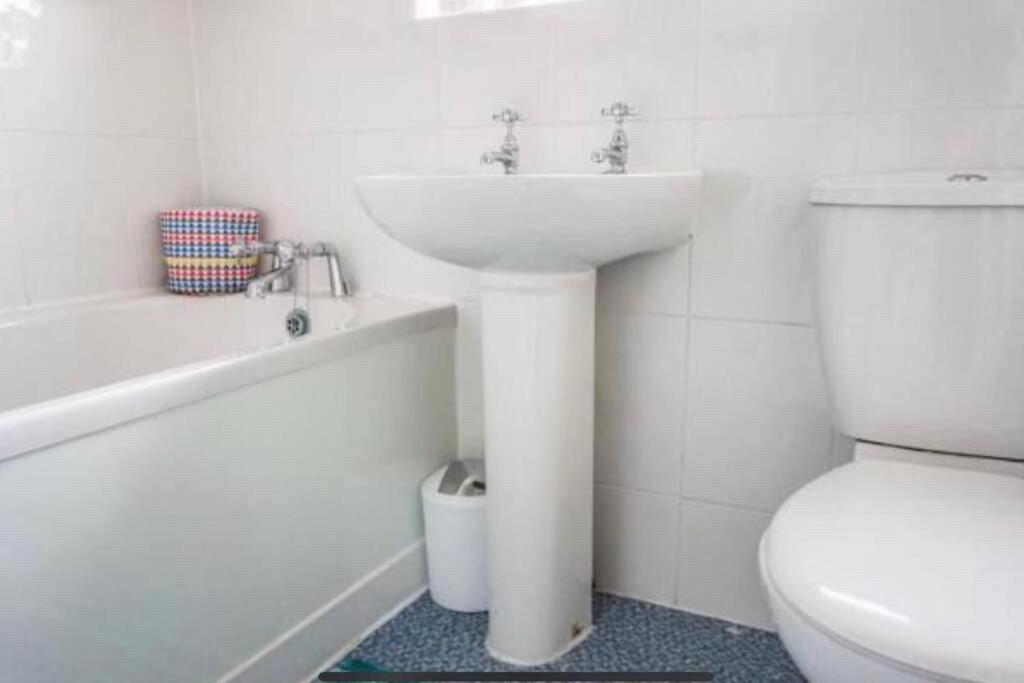 Large 4 Bedroom House in Central Coventry - Housity