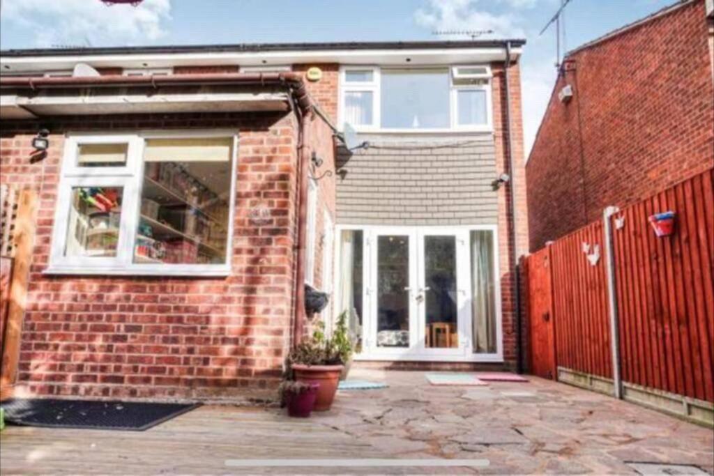 Large 4 Bedroom House in Central Coventry - Housity