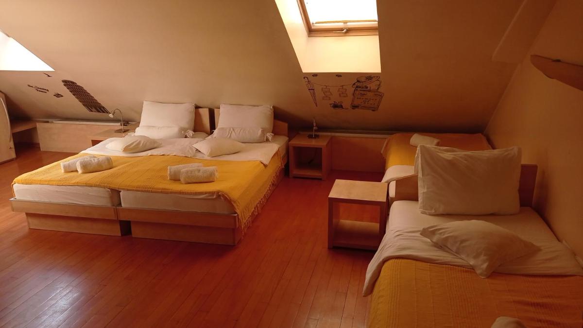 Car Royal Apartments and Rooms - Housity