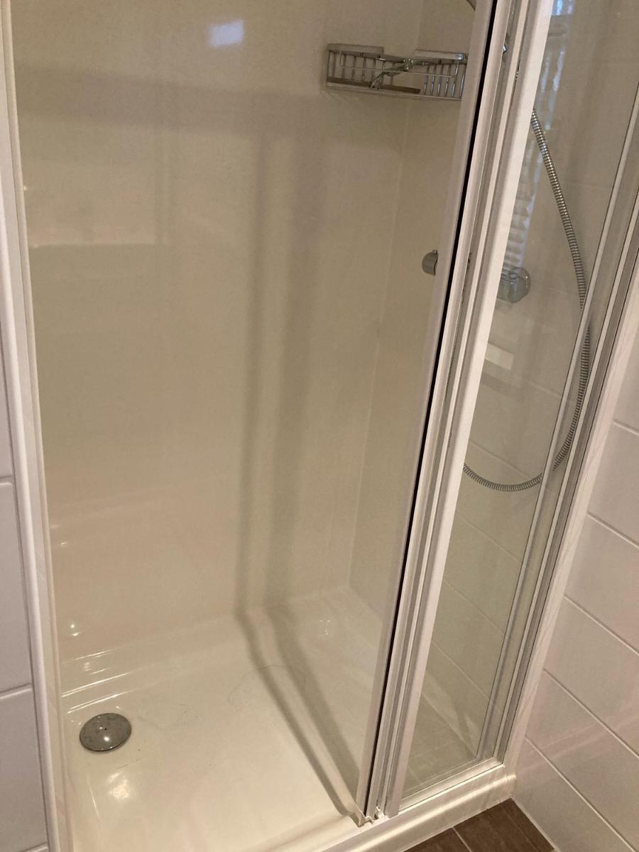 Schwimmende Ferienwohnung, Hausboot Urlaub als Festlieger am Steg - Housity
