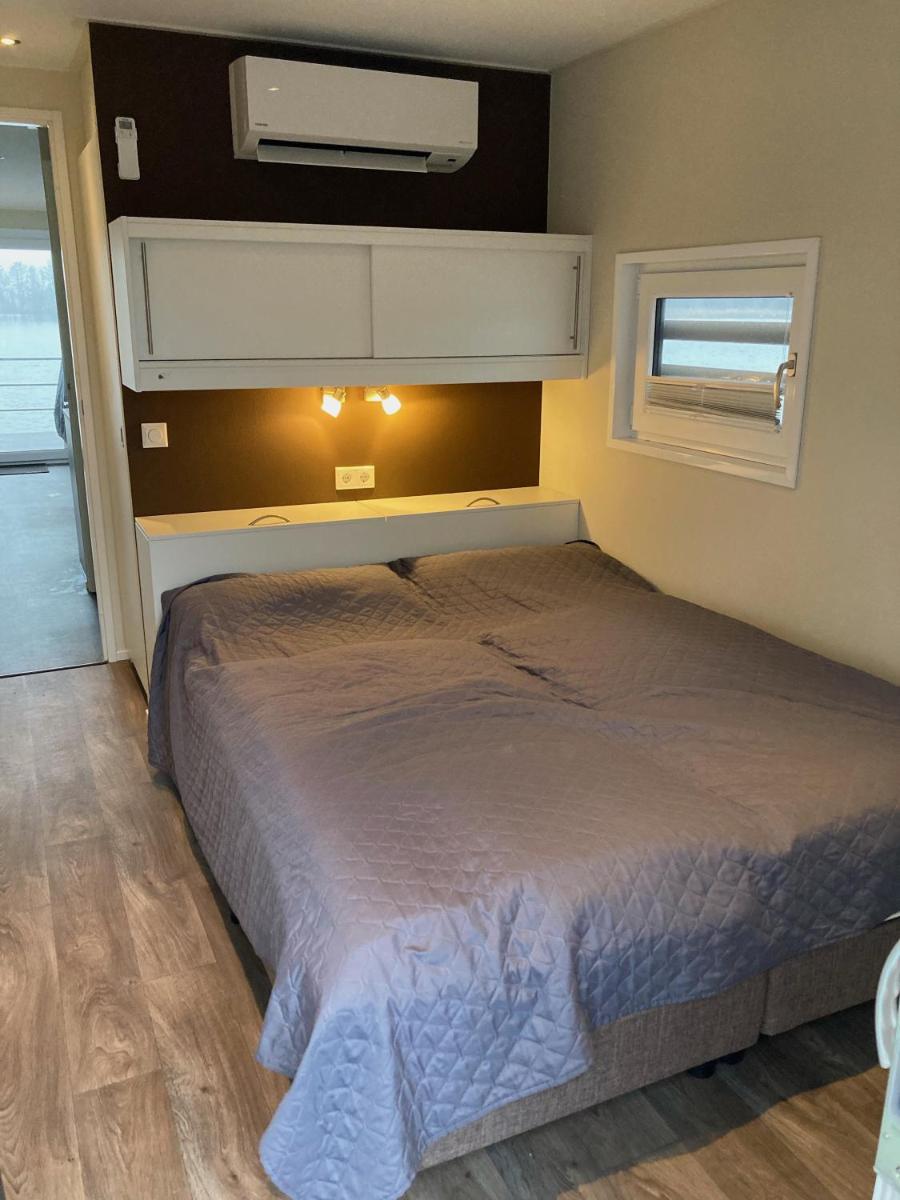 Schwimmende Ferienwohnung, Hausboot Urlaub als Festlieger am Steg - Housity