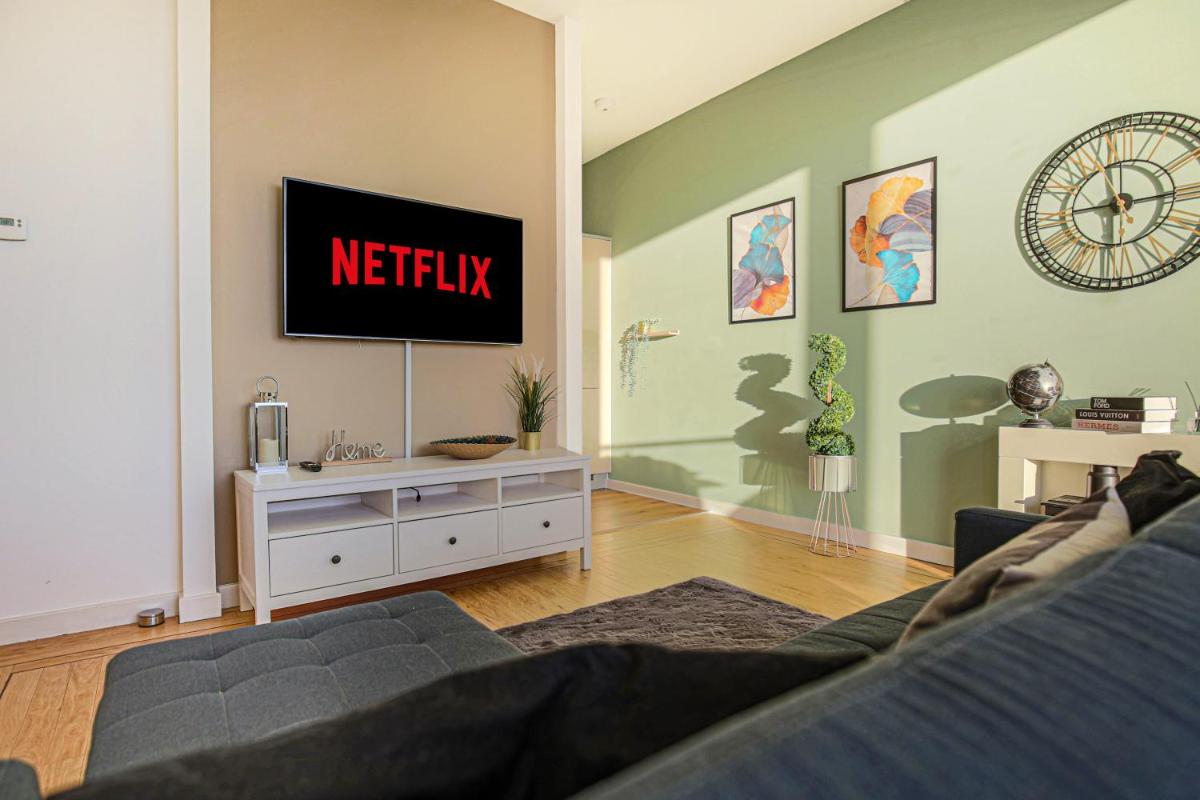 Penthouse Hub  in Central MK with Juliet Balcony, Smart TV and Free Parking by Yoko Property - Housity