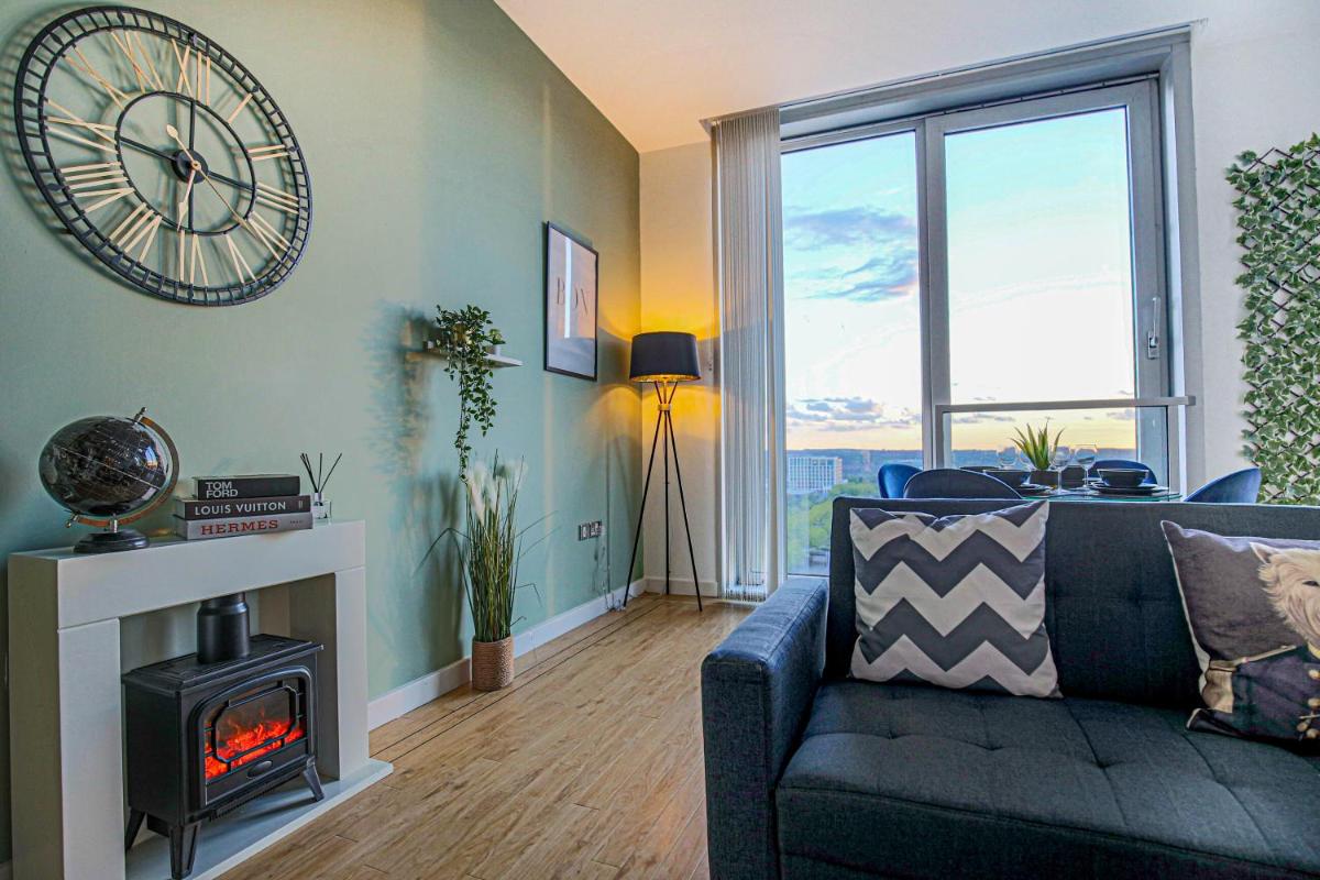 Penthouse Hub  in Central MK with Juliet Balcony, Smart TV and Free Parking by Yoko Property - Housity