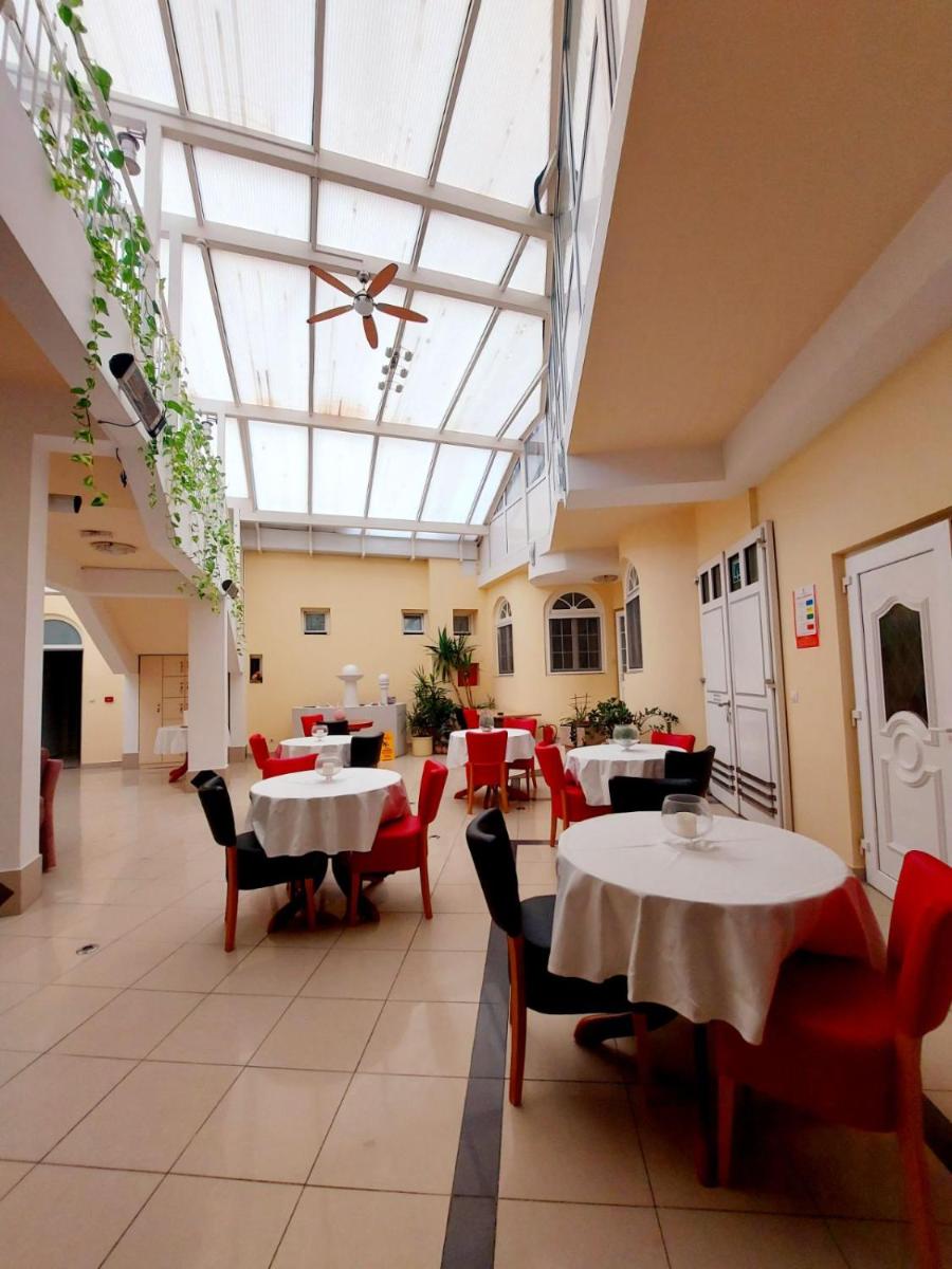Hotel Villa Valpovo - Housity
