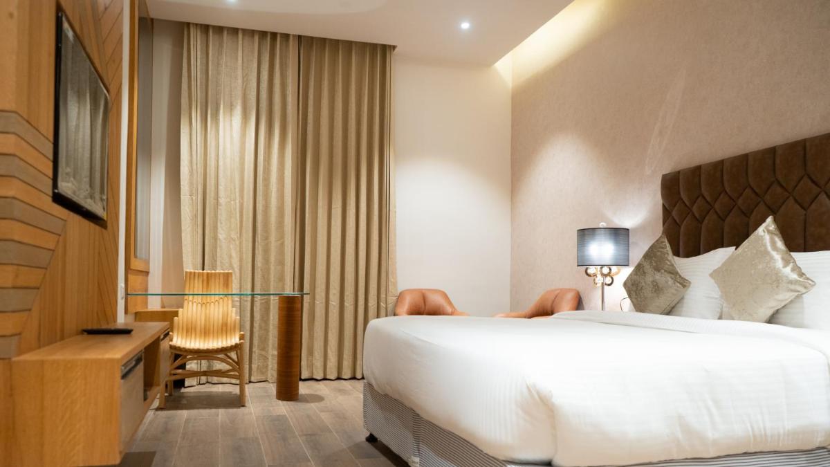 Clarks Inn Suites Kangra - Housity