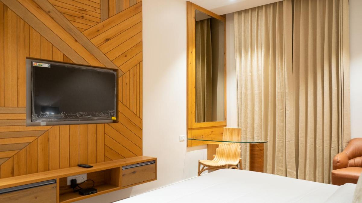 Clarks Inn Suites Kangra - Housity