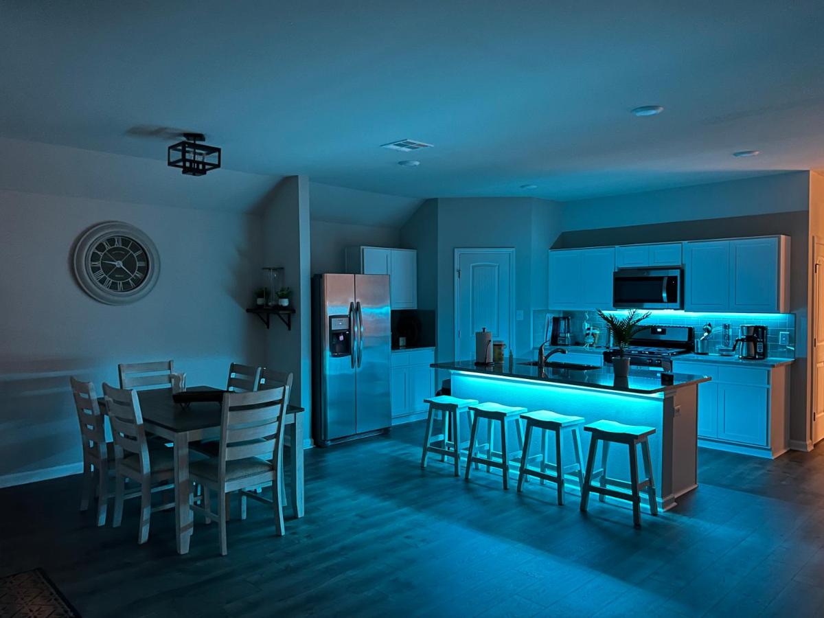 Varona's Sunshine : Relaxing Home with Hot tub - Housity