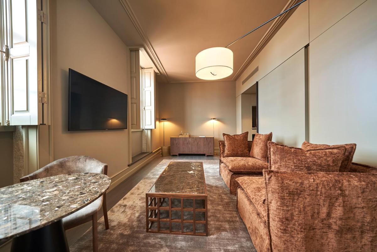 Uma televisão e/ou sistema de entretenimento em PortoBay Flores