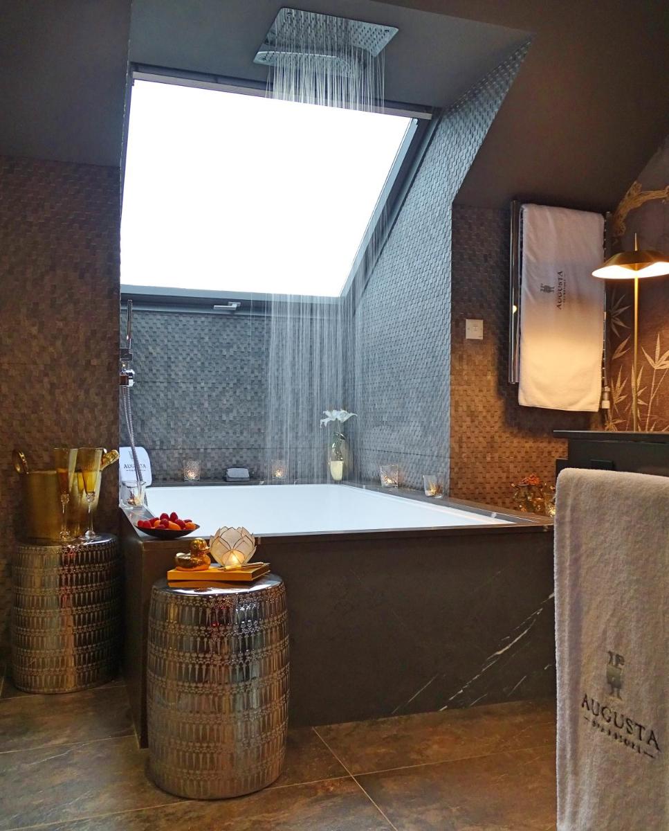 Un baño grande con bañera y ventana. en Augusta Eco Wellness Resort 4 Superior, en Sanxenxo
