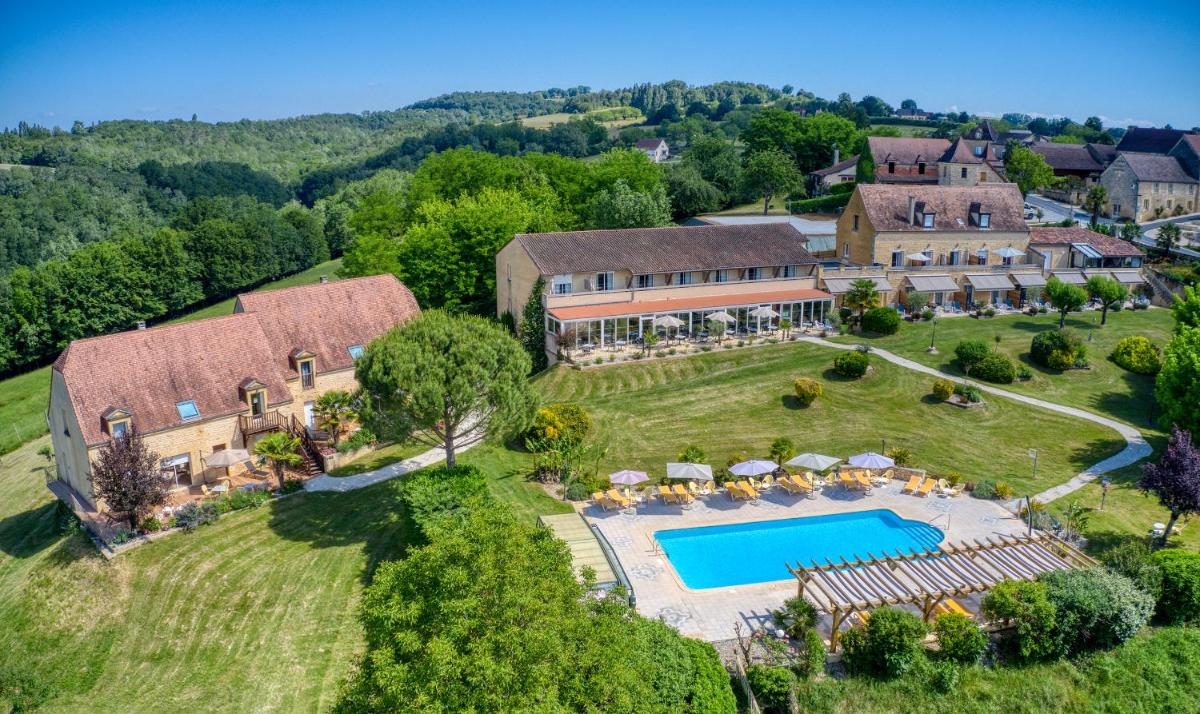 vue aérienne d'une propriété avec piscine dans l'établissement Hotel Restaurant Laborderie, à Tamniès