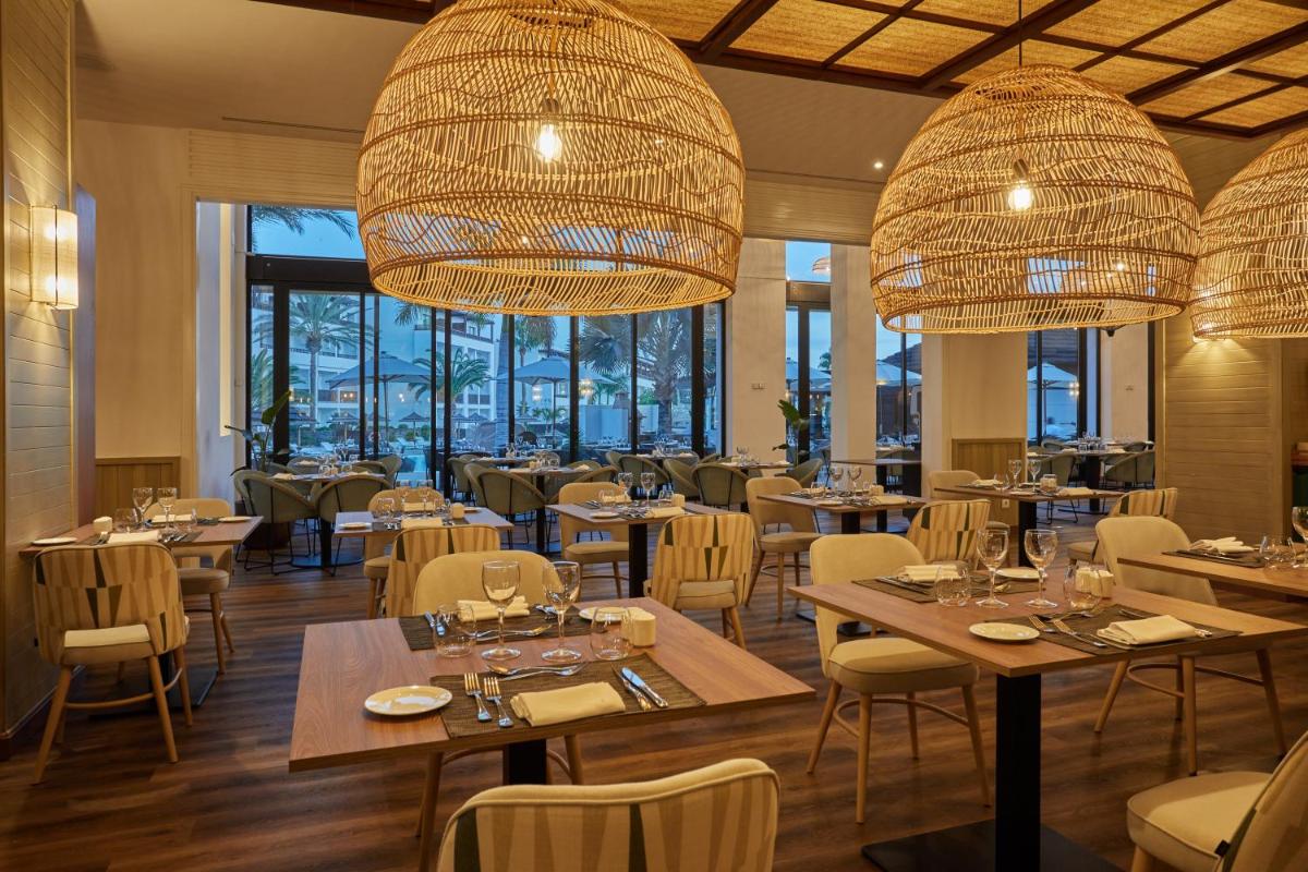 Un restaurante o sitio para comer en Secrets Lanzarote Resort & Spa - Adults Only (+18)