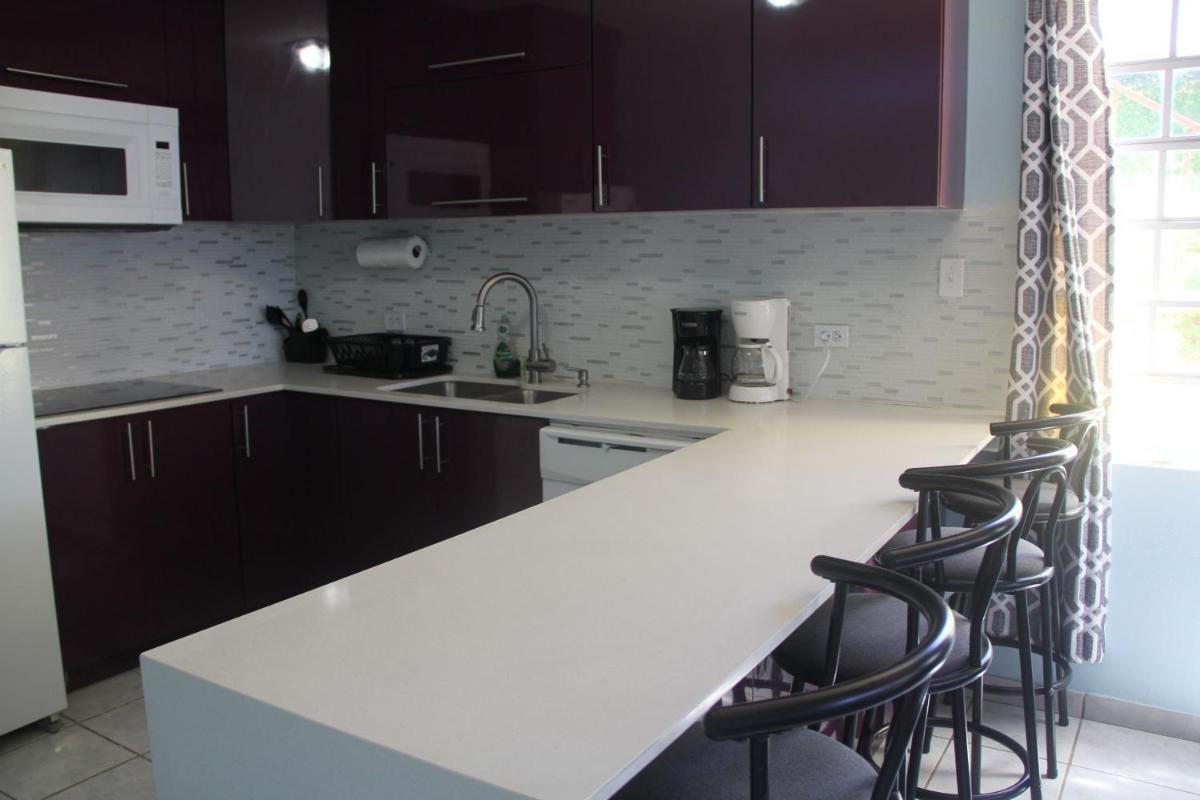CHIC 3BR Sleeps up to 14 Guests Near Bacardi House - Housity
