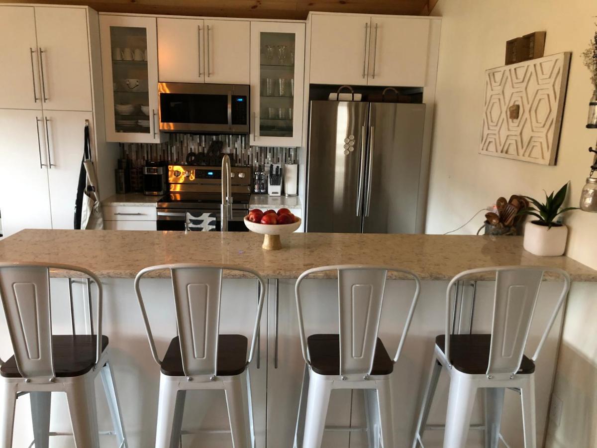 Serene Rustic Farmhouse Mountain Cottage (Sleeps 4) - Housity