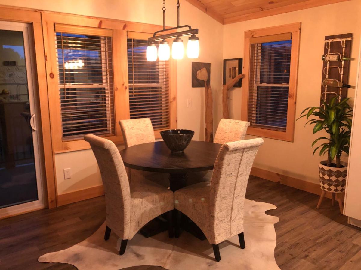 Serene Rustic Farmhouse Mountain Cottage (Sleeps 4) - Housity