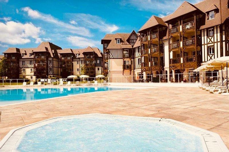 Appartement Design 4 personnes Deauville , parking,piscine privée - Housity