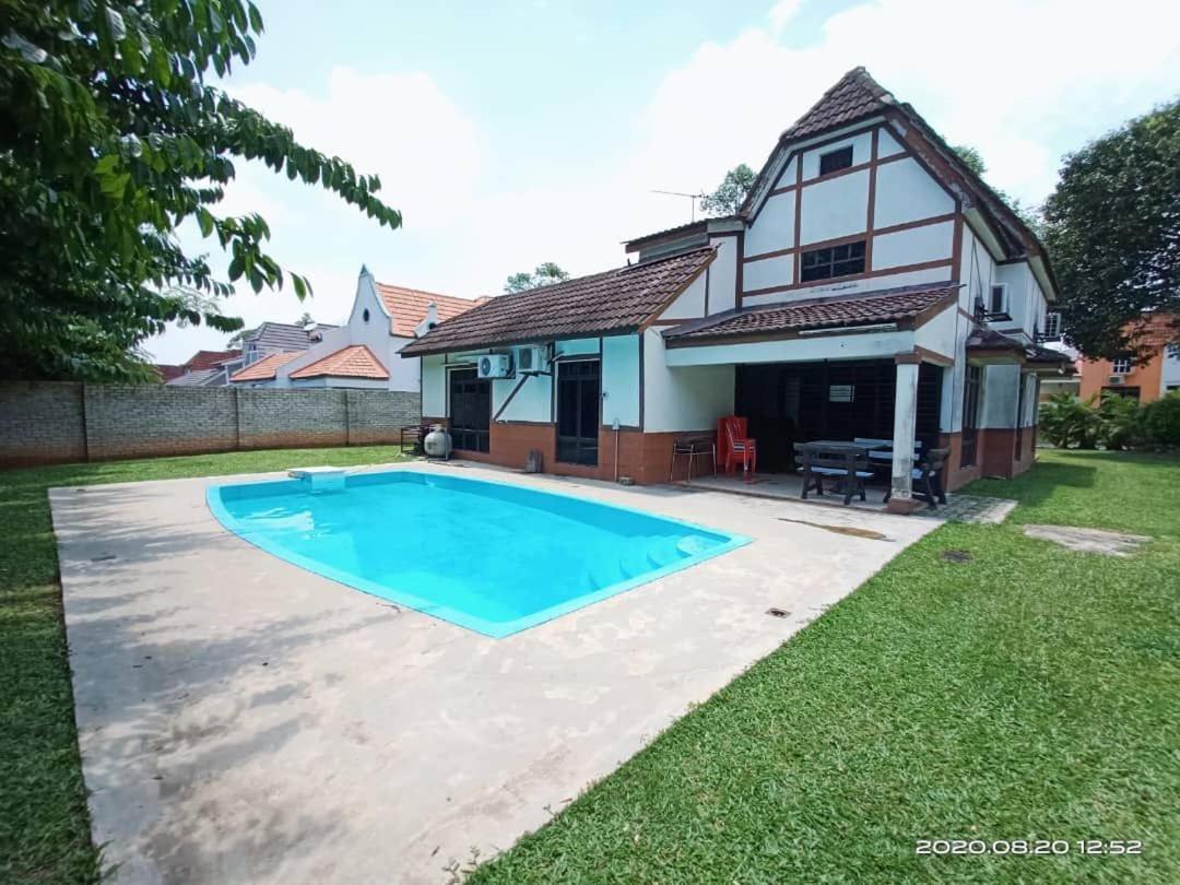 Villa with Private Swimming Pool - Housity