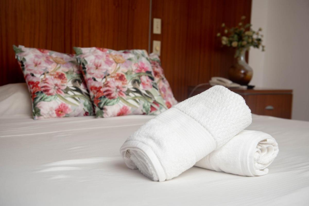 Cresta Inn - Housity