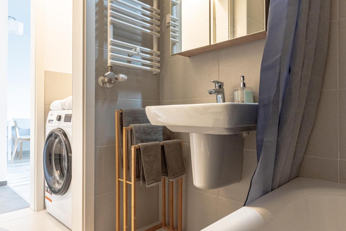 Suitetrails - Dob36 Apartment with FREE Private PARKING and BALCONY