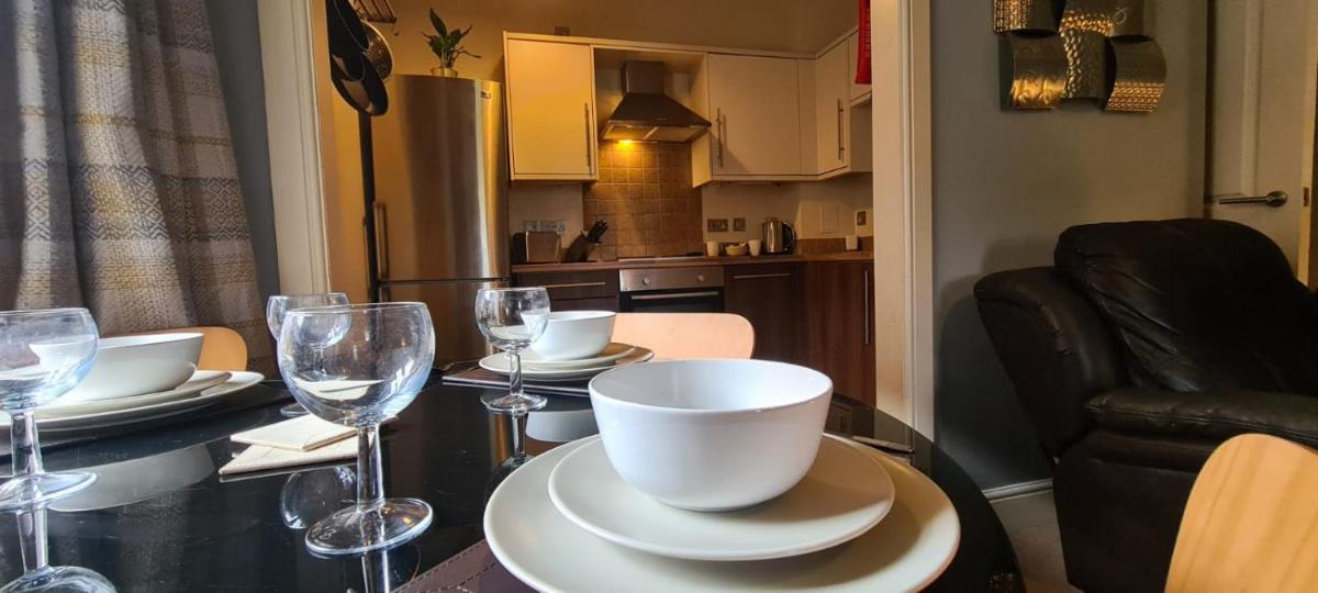 Coats Apartments, Paisley near Glasgow Airport, Paisley Gilmour Street Station, UWS, Royal Alexandria Hospital & Paisley Town Centre - Housity