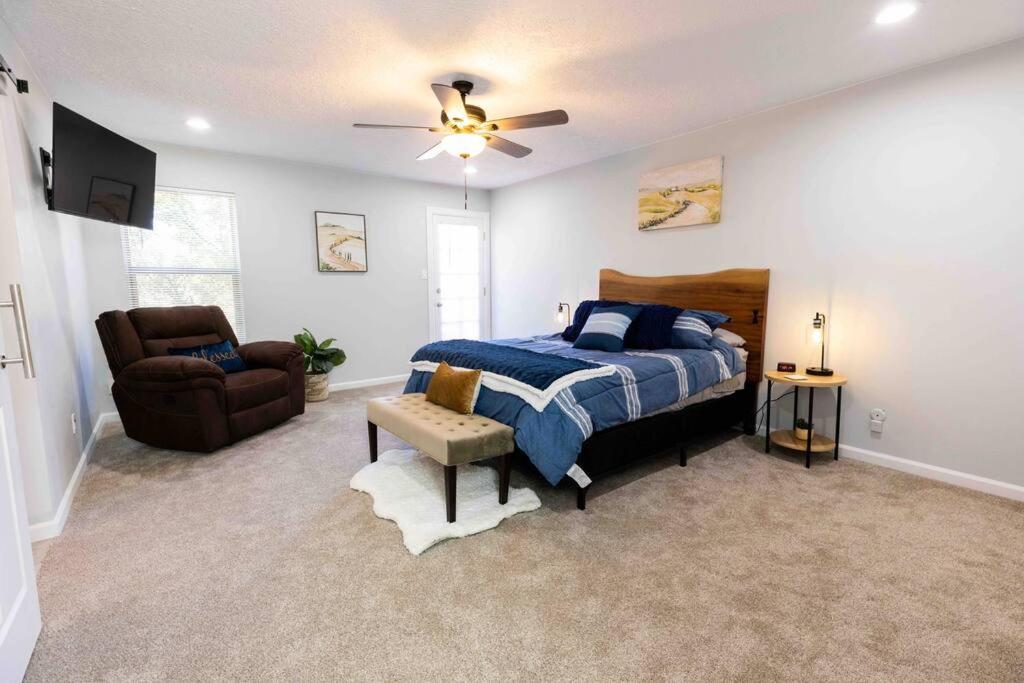 Fully Renovated beautiful 5 bed/bath, 2 kitchens! - Housity