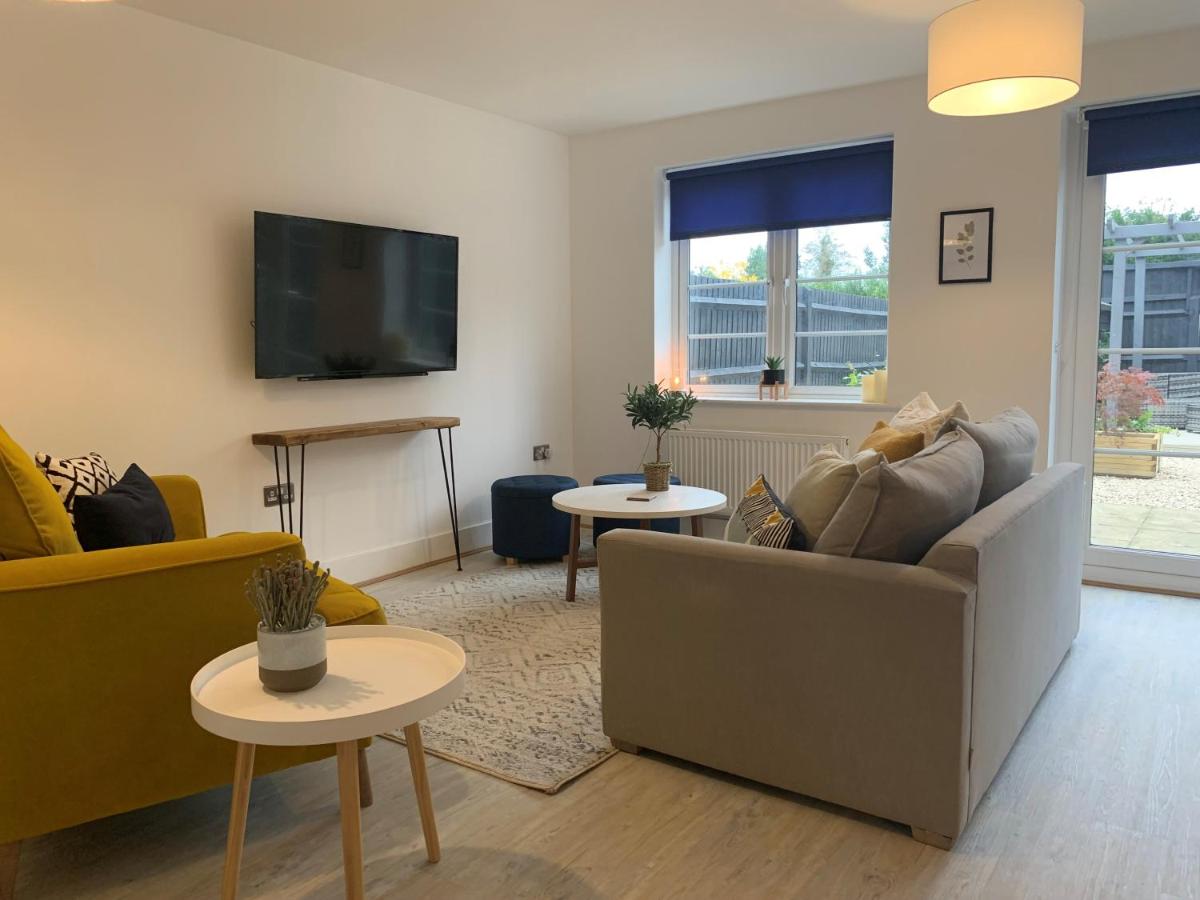 Stylish & Spacious 3 Bed House With 2 Free Car Parking Spaces - Housity