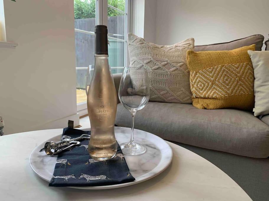 Stylish & Spacious 3 Bed House With 2 Free Car Parking Spaces - Housity