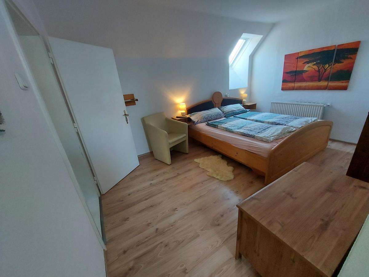 HAUS SONBERG mit Garten, Pool, Fasssauna, semi detached house with garden - Hizvo