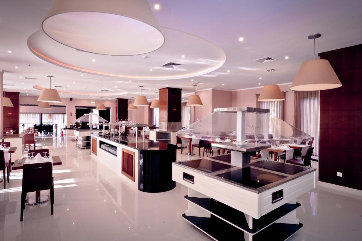 Um restaurante ou outro lugar para comer em Vila Gale Marina