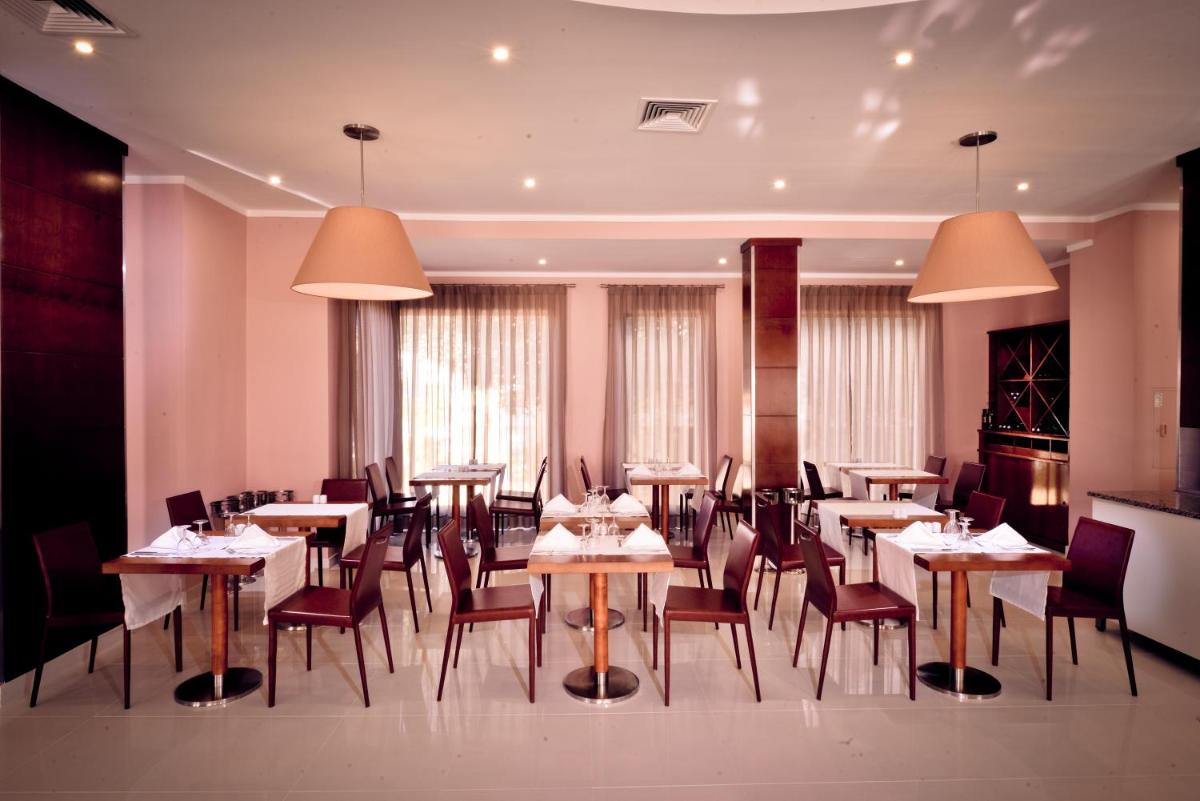 Um restaurante ou outro lugar para comer em Vila Gale Marina