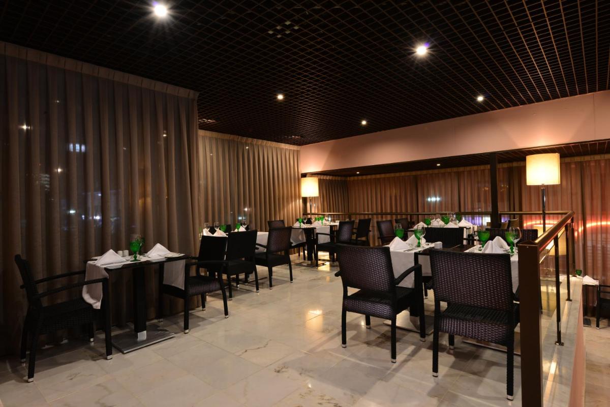 Um restaurante ou outro lugar para comer em Vila Gale Marina