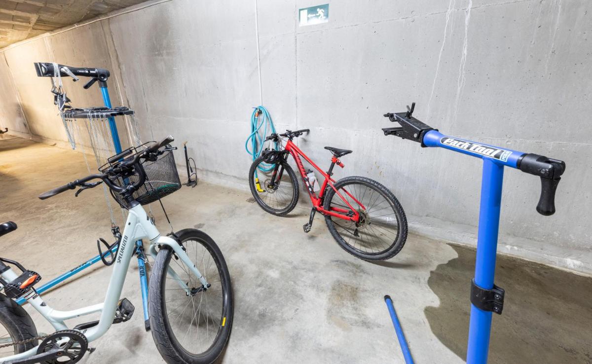 Montar en bicicleta en Aparthotel Trainera o alrededores