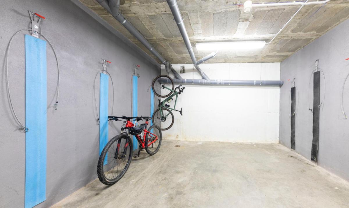 Montar en bicicleta en Aparthotel Trainera o alrededores