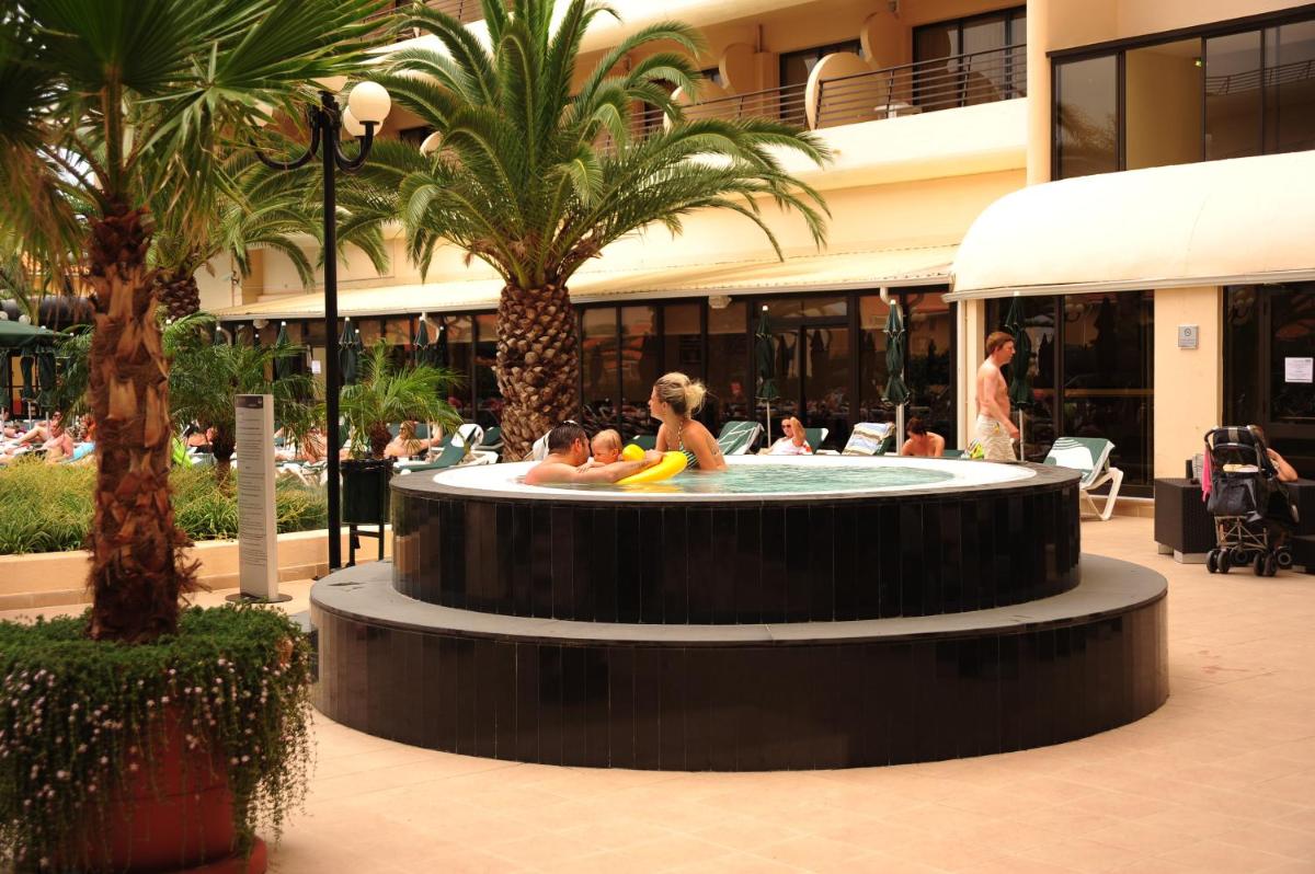 Um restaurante ou outro lugar para comer em Vila Gale Marina
